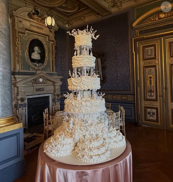 Bolo do casamento de Elisa Zarzur e Alexandre Negrão foi recheado com o típico casadinho, chocolate belga e preparações à base de leite condensado
