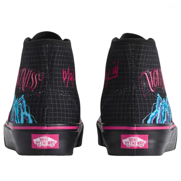 Inspirado em Mira, o Authentic Hi aposta no formato de cano alto do tradicional modelo da Vans, agora reinterpretado com elementos visuais ligados ao universo de 'Guerreiras do K-Pop'