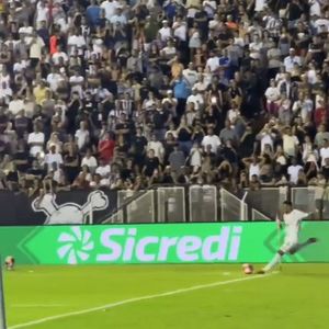 A reação de Neymar às provocações foi pedir para a torcida gritar mais alto