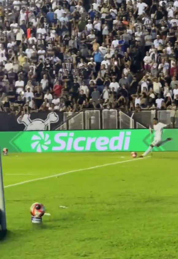 A reação de Neymar às provocações foi pedir para a torcida gritar mais alto