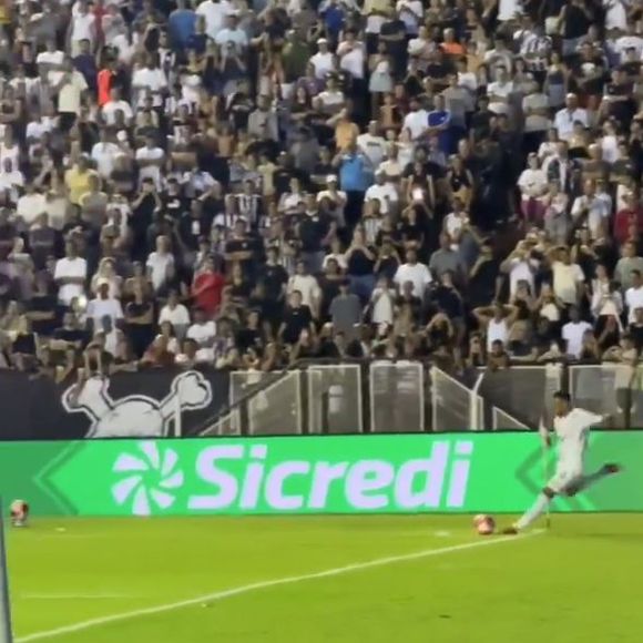 A reação de Neymar às provocações foi pedir para a torcida gritar mais alto