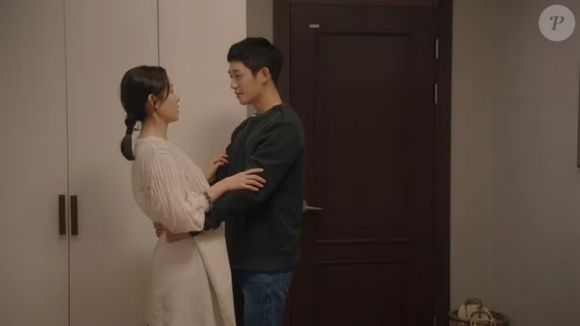 'Something in the Rain': uma mulher se envolve com o irmão mais novo da melhor amiga e precisa enfrentar o peso das pressões sociais, dos conflitos no trabalho e das dificuldades desse romance