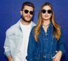 O casal marcou presença na Expo Óptica 2025 com visuais all jeans que chamaram a atenção do público e dos fotógrafos