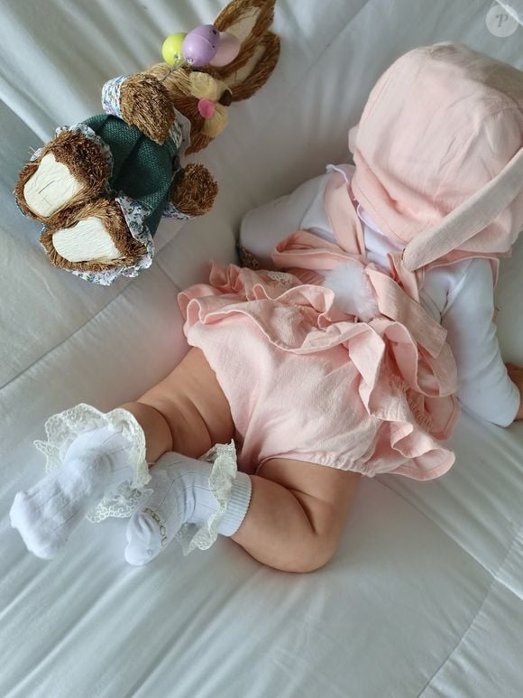 Jade Magalhães mostrou a filha com Luan Santana vestida de coelhinha