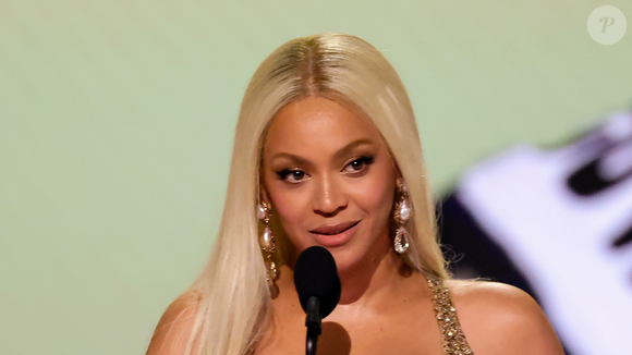 Beyoncé fazia uma performance suspensa quando algo não deu certo...