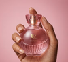 Nem floral delicado, nem gourmand adocicado: o destaque do inverno é Liz D'Essence. O lançamento aposta na combinação de especiarias, íris nobre, baunilha e patchouli para criar uma assinatura sofisticada e memorável
