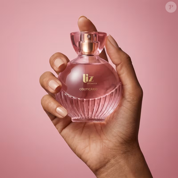 Nem floral delicado, nem gourmand adocicado: o destaque do inverno é Liz D'Essence. O lançamento aposta na combinação de especiarias, íris nobre, baunilha e patchouli para criar uma assinatura sofisticada e memorável