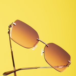 Modelos da nova coleção Marília Mendonça x Chilli Beans têm designs inspirados nas músicas, símbolos e no estilo marcante da Rainha do Sertanejo