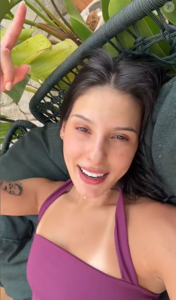 Os olhos vermehos de Ana Castela também chamaram atenção no vídeo