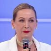 'Enterrados juntos. Um não ver a morte do outro não foi um presente para eles?': tia famosa de Letícia Colin, Adriana Colin sofreu com mortes do pai e da mãe no mesmo dia, após 7 décadas de casamento. Conheça o drama na vida pessoal da parceira de Eliana no Banana Split e ex-'Fantasia'