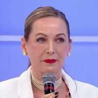 'Enterrados juntos. Um não ver a morte do outro não foi um presente para eles?': tia famosa de Letícia Colin, Adriana Colin sofreu com mortes do pai e da mãe no mesmo dia, após 7 décadas de casamento. Conheça o drama na vida pessoal da parceira de Eliana no Banana Split e ex-'Fantasia'