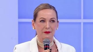 'Enterrados juntos. Um não ver a morte do outro não foi um presente para eles?': tia famosa de Letícia Colin, Adriana Colin sofreu com mortes do pai e da mãe no mesmo dia, após 7 décadas de casamento. Conheça o drama na vida pessoal da parceira de Eliana no Banana Split e ex-'Fantasia'