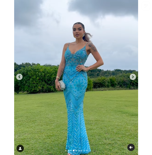 Paula Amorim aproveitou que o casamento de amigos aconteceu ao ar livre e escolheu um vestido de madrinha azul de alcinha