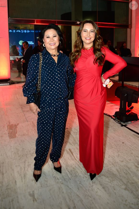 Mãe e irmã de Sabrina Sato, a dupla posa junta no tapete vermelho com propostas distintas, mas igualmente elegantes