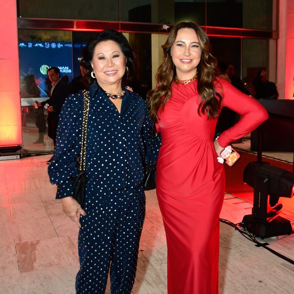 Mãe e irmã de Sabrina Sato, a dupla posa junta no tapete vermelho com propostas distintas, mas igualmente elegantes