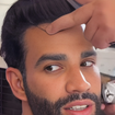 Adeus barba cheia! Gusttavo Lima surge só de bigode, divide opiniões na web e visagista faz análise: 'Talvez não seja a combinação mais harmônica'