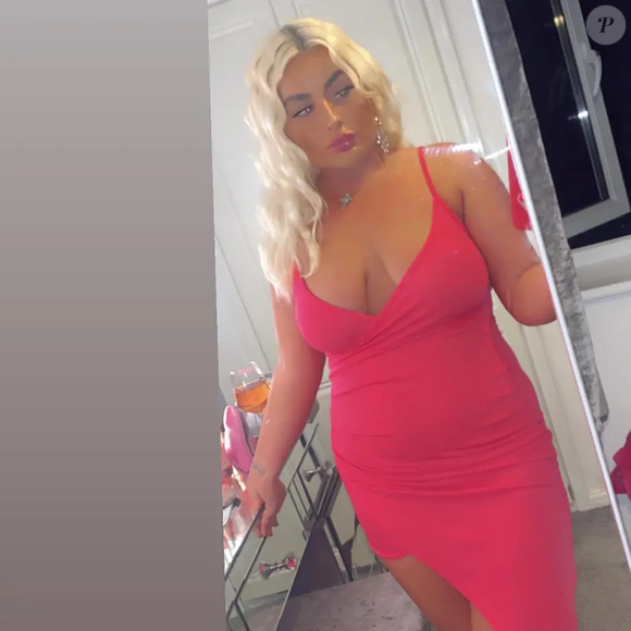 Conhecida nas redes como “Barbie Falsa”, Abigail White construiu uma persona online lucrativa no OnlyFans.