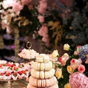 Tons suaves, arranjos florais exuberantes e detalhes sofisticados transformaram a festa da neta de Leonardo em um verdadeiro baile de gala
