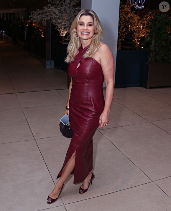 Flávia Alessandra também dispensa refrigerantes, frituras e doces, o que substitui por uma gelatina