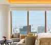 A famosa Bvlgari Suite, considerada uma das melhores do mundo, com 400 m², elevador privativo, coleção de arte, sala de jantar, cozinha equipada, academia particular e até presentes exclusivos da marca italiana