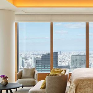 A famosa Bvlgari Suite, considerada uma das melhores do mundo, com 400 m², elevador privativo, coleção de arte, sala de jantar, cozinha equipada, academia particular e até presentes exclusivos da marca italiana