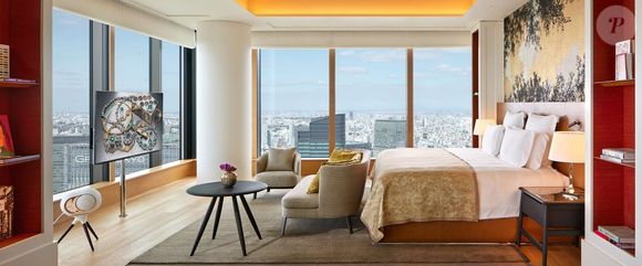 A famosa Bvlgari Suite, considerada uma das melhores do mundo, com 400 m², elevador privativo, coleção de arte, sala de jantar, cozinha equipada, academia particular e até presentes exclusivos da marca italiana