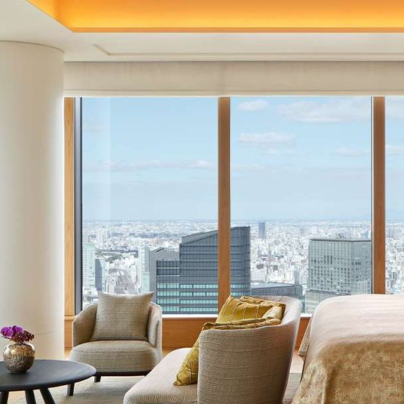A famosa Bvlgari Suite, considerada uma das melhores do mundo, com 400 m², elevador privativo, coleção de arte, sala de jantar, cozinha equipada, academia particular e até presentes exclusivos da marca italiana
