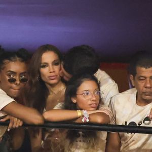 Anitta com novo affair? Funkeira ganhou carinho em camarote da Sapucaí no Carnaval 2025