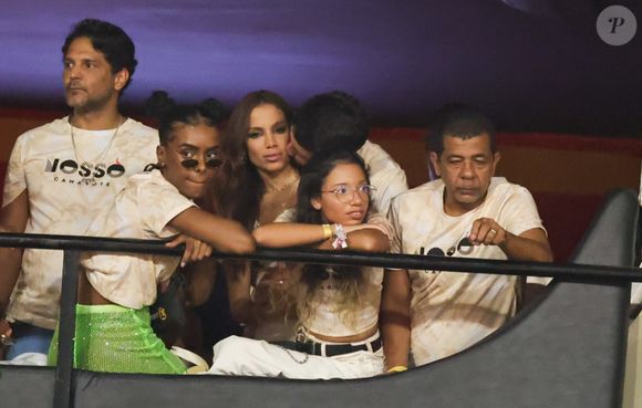 Anitta com novo affair? Funkeira ganhou carinho em camarote da Sapucaí no Carnaval 2025