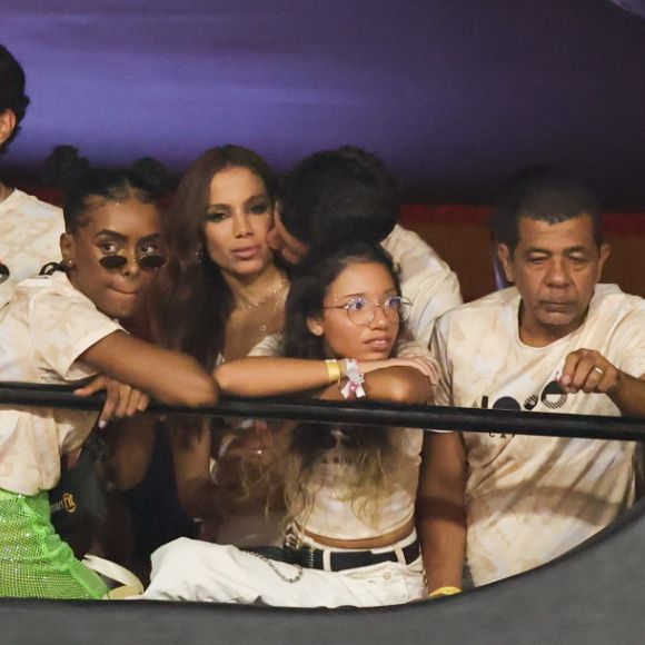 Anitta com novo affair? Funkeira ganhou carinho em camarote da Sapucaí no Carnaval 2025
