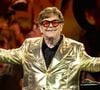 Aos 79 anos, Elton John fez um colar de ouro com ossos seus joelhos operados. 'Parecidos com pedra-pomes, muito porosos'