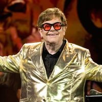 É a joia mais bizarra que eu já vi: aos 79 anos, Elton John fez um colar de ouro com ossos dos seus joelhos operados. 'Parecidos com pedra-pomes, muito porosos'