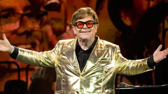 É a joia mais bizarra que eu já vi: aos 79 anos, Elton John fez um colar de ouro com ossos dos seus joelhos operados. 'Parecidos com pedra-pomes, muito porosos'