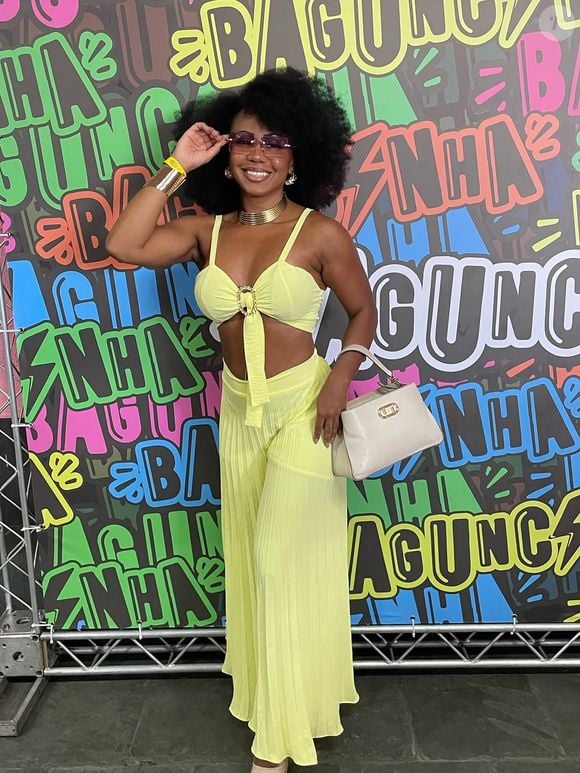 Cíntia Mello pediu demissão do programa, após quase nove anos como integrante do ballet. Ela afirma ter recebido olhares hostis nos bastidores da emissora