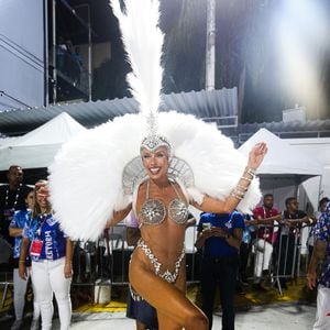 Adriane Galisteu chamou atenção com seu corpo definido e natural em uma fantasia mínima
