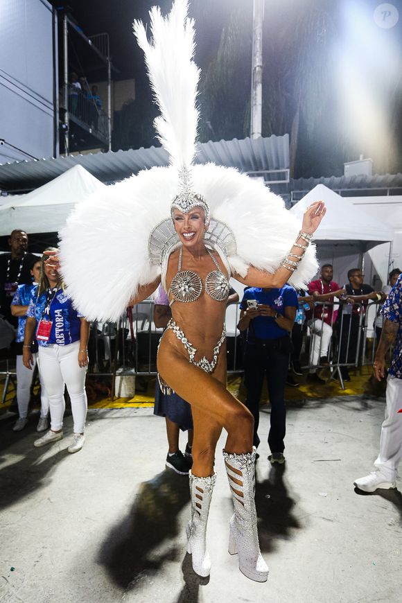 Adriane Galisteu chamou atenção com seu corpo definido e natural em uma fantasia mínima