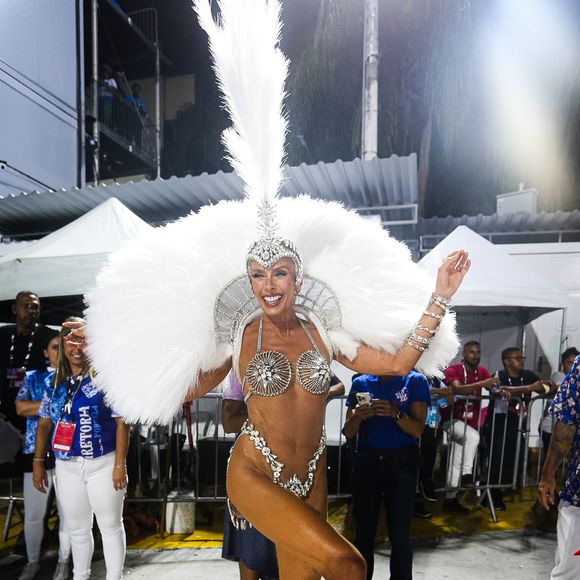 Adriane Galisteu chamou atenção com seu corpo definido e natural em uma fantasia mínima