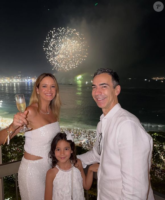 Ticiane Pinheiro assistiu aos fogos de Copacabana com a filha caçula, Manuella, e o marido, César Tralli