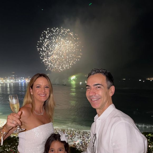 Ticiane Pinheiro assistiu aos fogos de Copacabana com a filha caçula, Manuella, e o marido, César Tralli