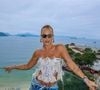 Virgínia completou a produção com uma calça jeans baggy amarrada com um cadarço