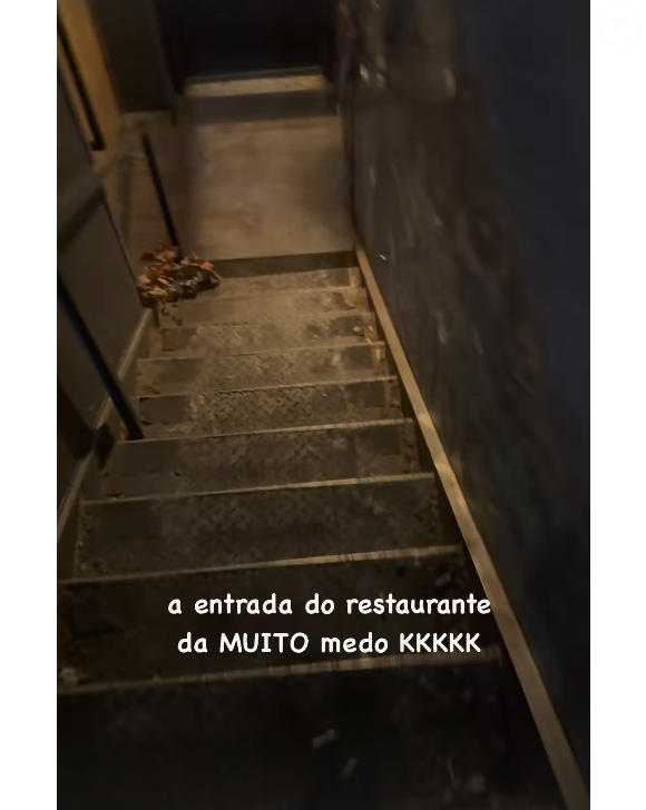 Ao chegar no local, o casal se deparou com uma entrada aterrorizante que a influenciadora disse dar medo