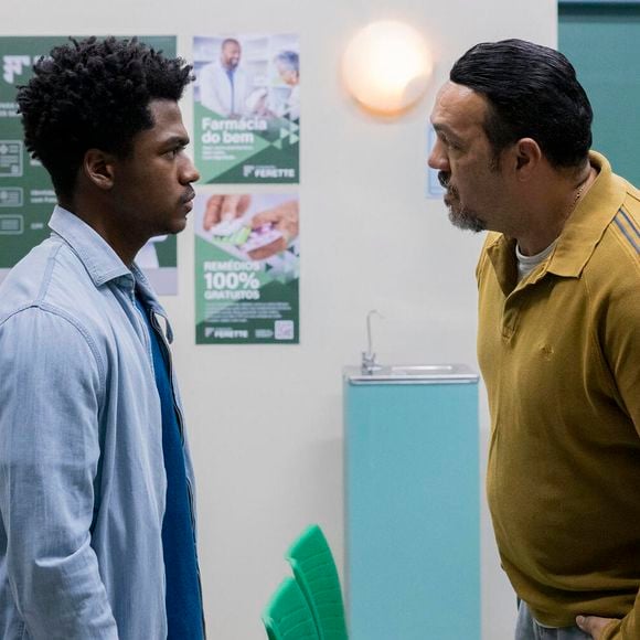 Junior (Guthierry Sotero) não aceita proposta de Gerluce e conversa com Misael (Belo).