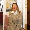 Acessórios retrô marcantes, cores neutras e alfaiataria impecável: os looks de Marina Ruy Barbosa em Nothing Hill e Wimbledon são a pura definição do luxo clássico em solo britânico