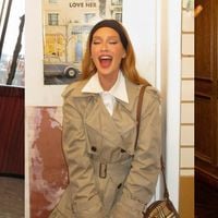 Acessórios retrô marcantes, cores neutras e alfaiataria impecável: os looks de Marina Ruy Barbosa em Nothing Hill e Wimbledon são a pura definição do luxo clássico em solo britânico