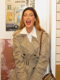 Acessórios retrô marcantes, cores neutras e alfaiataria impecável: os looks de Marina Ruy Barbosa em Nothing Hill e Wimbledon são a pura definição do luxo clássico em solo britânico