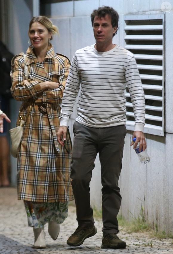 No elenco da novela 'Vale Tudo', Carolina Dieckmann foi com o marido, Tiago Worcman, assistir ao musical 'Tom Jobim'