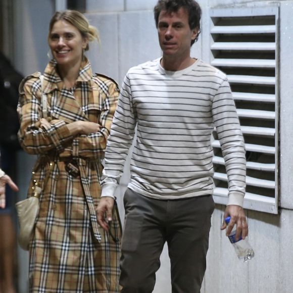 No elenco da novela 'Vale Tudo', Carolina Dieckmann foi com o marido, Tiago Worcman, assistir ao musical 'Tom Jobim'