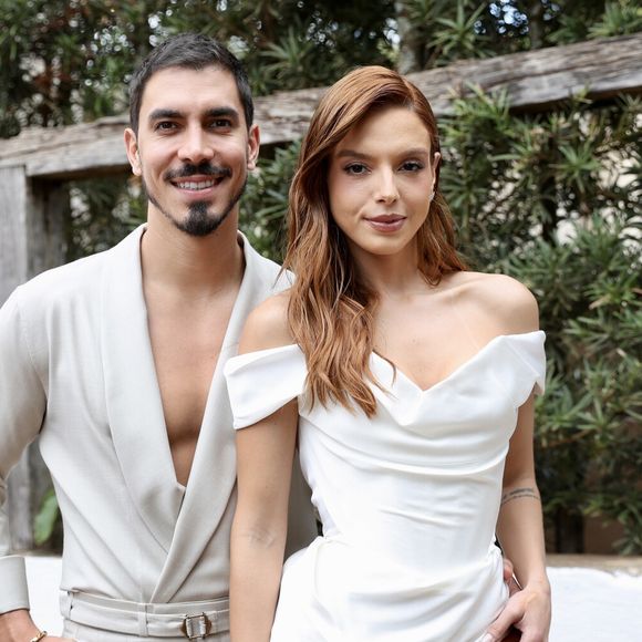 Gabriel David aposta em look com blusa em decote V, enquanto Giovanna Lancellotti usa vestido branco curto de cetim para cerimônia de pre-wedding.