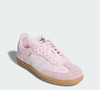 O tênis também pode servir de inspiração para noivas que desejam fugir do tradicional branco combinado com salto alto. Com flores bordadas no cabedal, o Adidas Samba OG permite imaginar produções com vestidos curtos, saias fluidas ou modelos em tons pastel. A escolha do look depende do estilo da cerimônia e das preferências de cada noiva