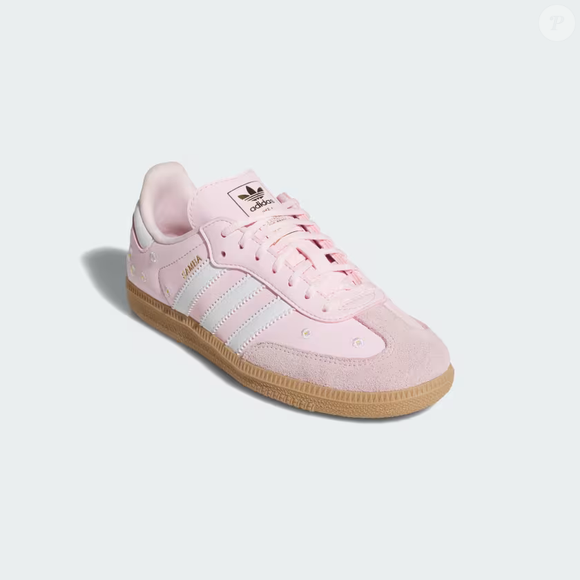 O tênis também pode servir de inspiração para noivas que desejam fugir do tradicional branco combinado com salto alto. Com flores bordadas no cabedal, o Adidas Samba OG permite imaginar produções com vestidos curtos, saias fluidas ou modelos em tons pastel. A escolha do look depende do estilo da cerimônia e das preferências de cada noiva